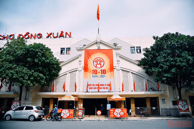 Hà Nội rực sắc đỏ chào mừng Ngày Giải phóng Thủ đô 10/10 -0