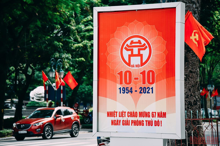 Hà Nội rực sắc đỏ chào mừng Ngày Giải phóng Thủ đô 10/10 -0