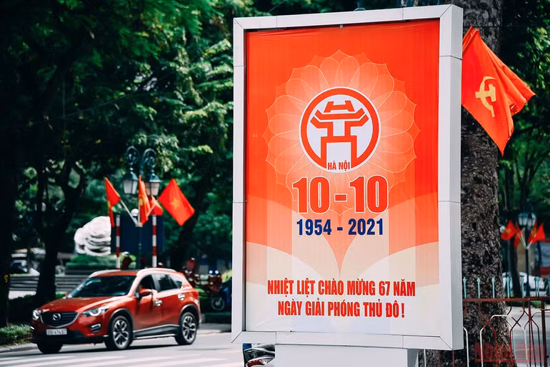 Hà Nội rực sắc đỏ chào mừng Ngày Giải phóng Thủ đô 10/10 -0