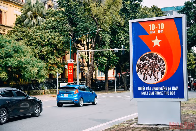 Hà Nội rực sắc đỏ chào mừng Ngày Giải phóng Thủ đô 10/10 -0