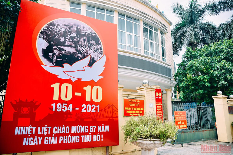 Hà Nội rực sắc đỏ chào mừng Ngày Giải phóng Thủ đô 10/10 -0