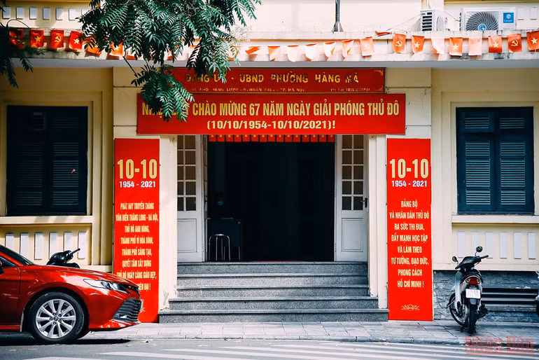 Hà Nội rực sắc đỏ chào mừng Ngày Giải phóng Thủ đô 10/10 -0