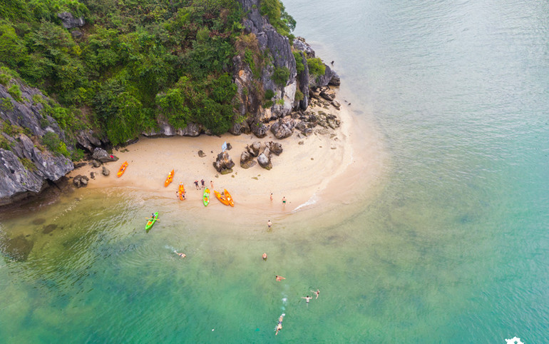 Một bãi tắm nhỏ nước trong vắt tận đáy nép mình trong vịnh. (Ảnh: WONDERFULVIETNAM) Cuối tuần ở vịnh Lan Hạ -0