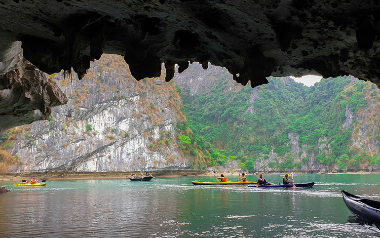 Hãy tự mình chèo thuyền kayak để tới gần thiên nhiên của vịnh Lan Hạ (Ảnh: WONDERFULVIETNAM) Cuối tuần ở vịnh Lan Hạ -0