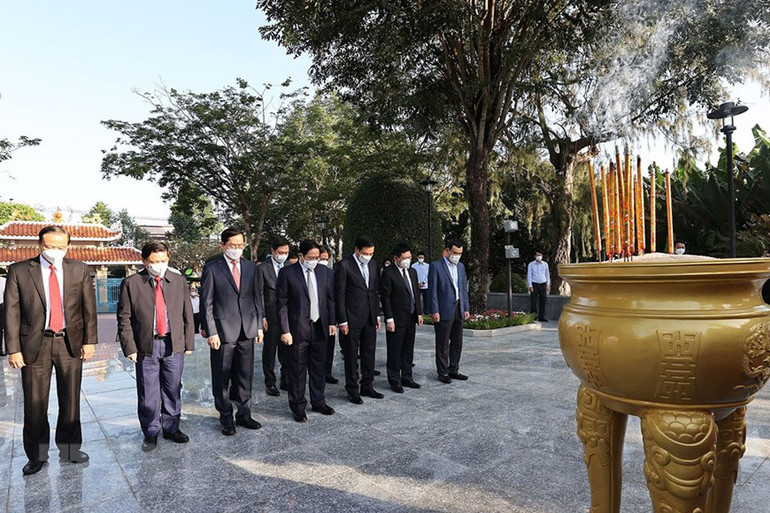 Thủ tướng Phạm Minh Chính dâng hương tưởng niệm Anh hùng liệt sĩ Võ Thị Sáu -0
