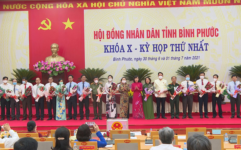 Thường trực và các thành viên UBND tỉnh Bình Phước nhiệm kỳ mới ra mắt. Bầu các chức danh chủ chốt HĐND và UBND tỉnh Bình Phước -0