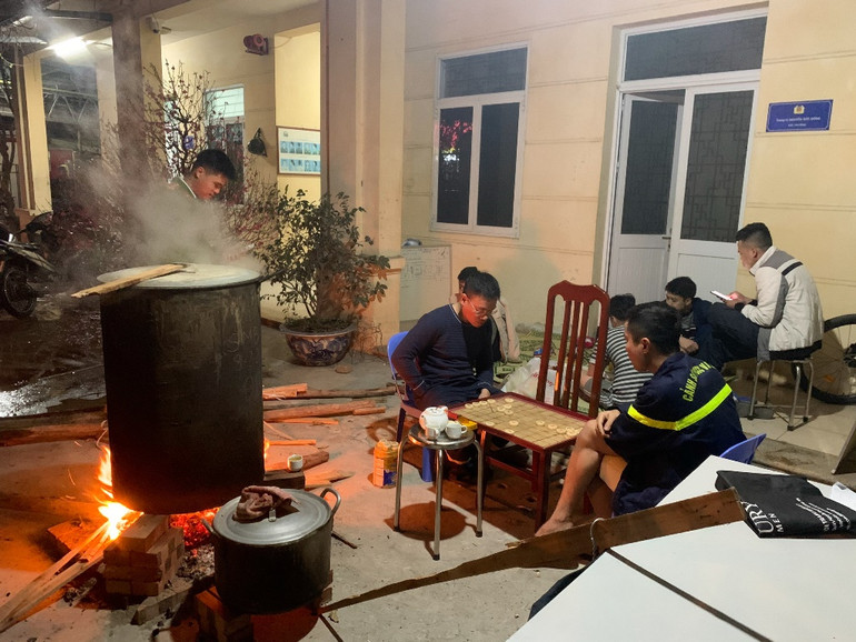 Bánh chưng của người lính cứu hỏa đón Tết xa nhà -0