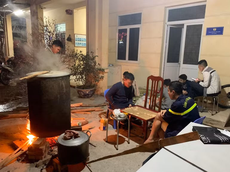 Bánh chưng của người lính cứu hỏa đón Tết xa nhà -0