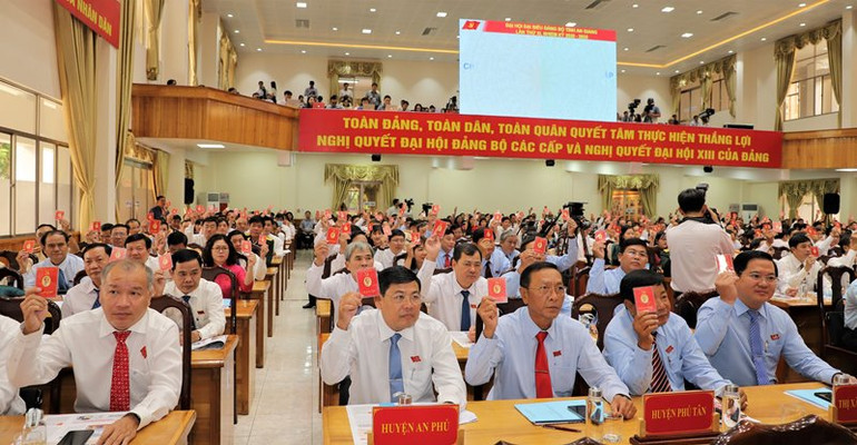 Các đại biểu biểu quyết tại Đại hội. Xây dựng An Giang ngày càng văn minh, giàu đẹp -0