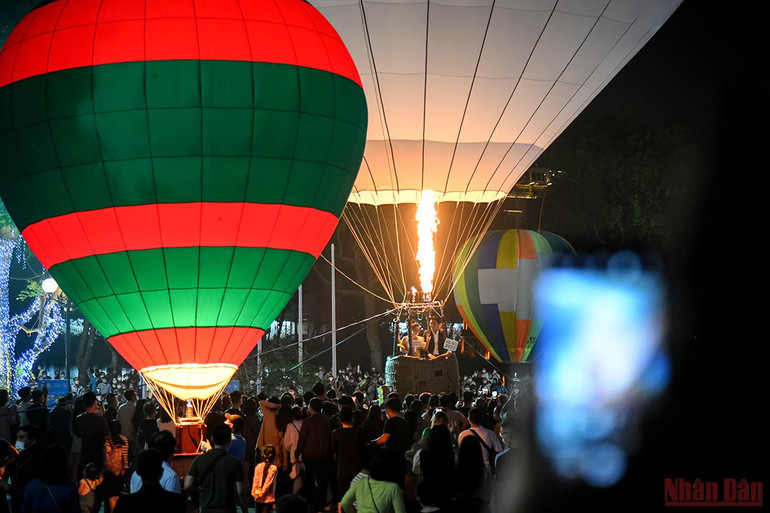 Người Hà Nội vui thích với Lễ hội khinh khí cầu -0