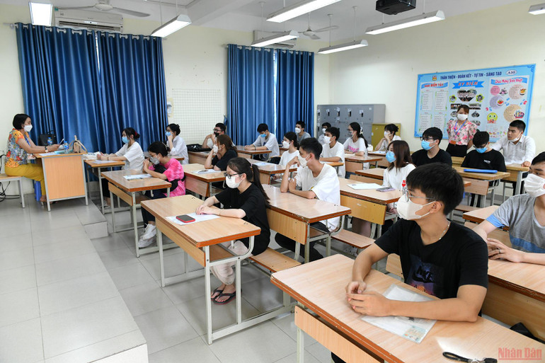 Thí sinh Hà Nội làm thủ tục dự thi tốt nghiệp THPT năm 2022 -0