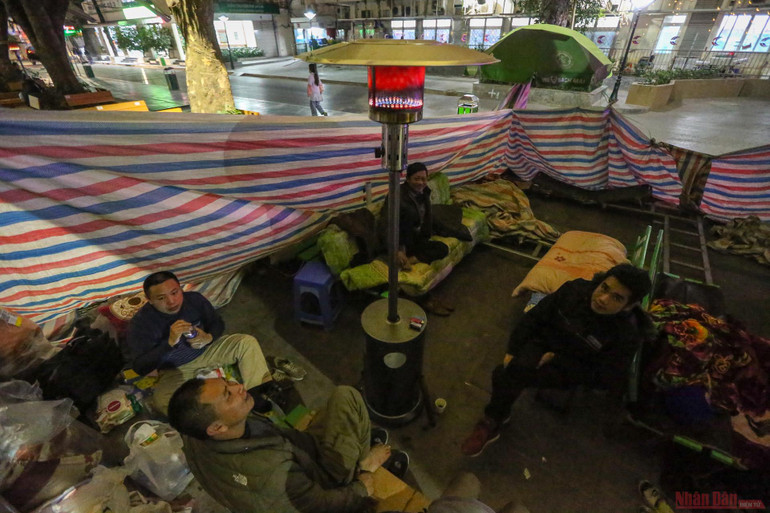 Ấm lòng những cây sưởi ở Bệnh viện Bạch Mai cho người nhà bệnh nhân ảnh 5 5cay_suoi_benh_vien_bach_mai-1610331054744.jpg