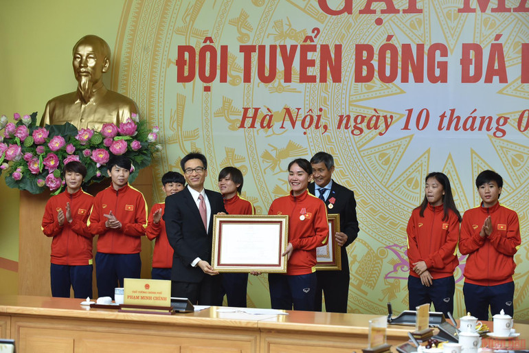 Thủ tướng Chính phủ gặp mặt Đội tuyển bóng đá nữ quốc gia -0