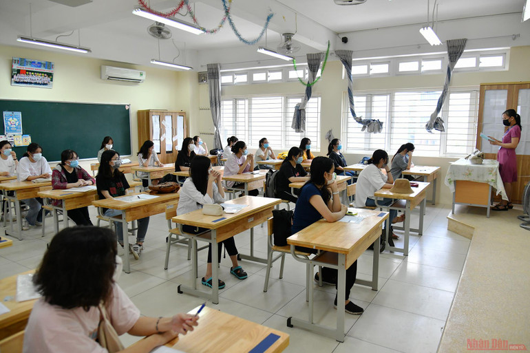 Ngoài ra, các giám thị cũng dành nhiều thời gian để phổ biến Quy chế thi, nhằm tránh những sự cố đáng tiếc có thể xảy với em học sinh trong những ngày thi chính thức. Học sinh Hà Nội sẵn sàng cho Kỳ thi tốt nghiệp THPT năm 2021 -0