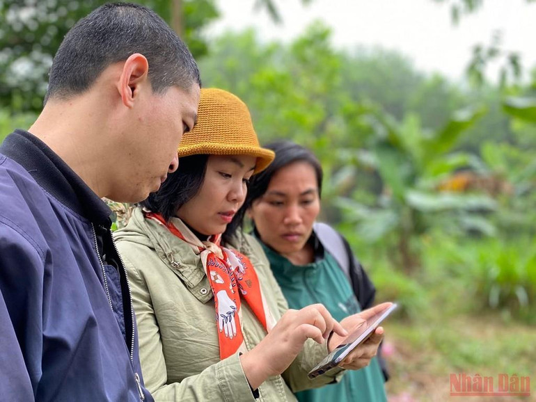 Chị Nguyễn Thị Thu (giữa, chuyên gia của Qũy Sáng kiến hỗ trợ phụ nữ khởi nghiệp và kinh doanh) đã luôn đồng hành cùng chị Hương và Senka - từ những ngày chị Hương “tầm sư” học kiến thức về nông nghiệp bền vững. Bài 4: Người đi tìm bình an trong màu xanh của rừng -0