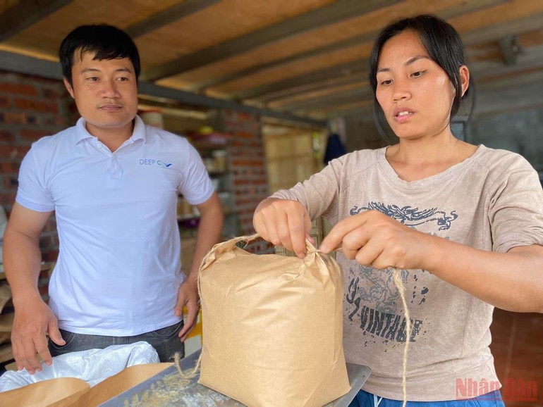 Tin vào sự chân thành cũng như tình yêu và không ít hy sinh của chị Hương, nhiều khách hàng từ xa đã tìm về làng Lú Khoen để mua nông sản của Senka. Bài 4: Người đi tìm bình an trong màu xanh của rừng -0