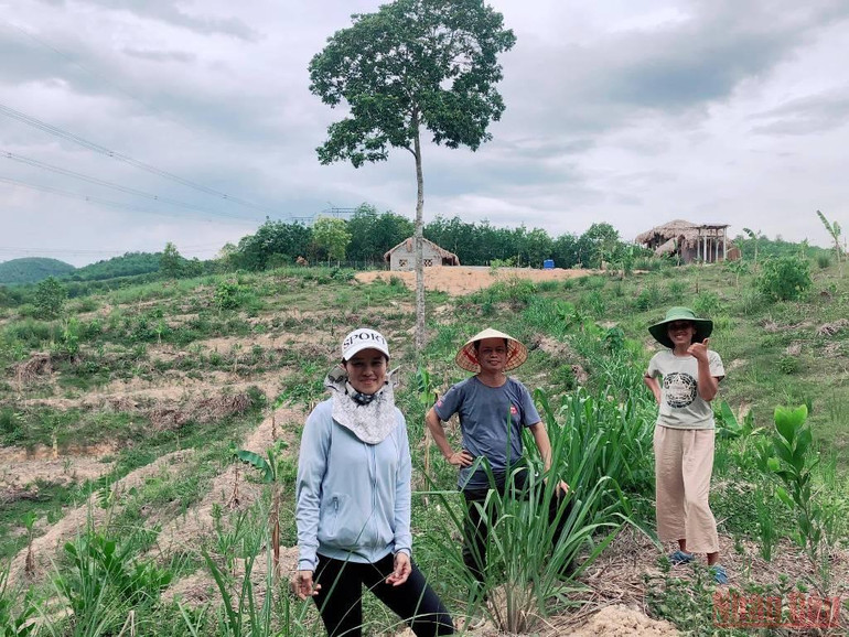 Chị Hương (bìa phải) những ngày đầu trồng sả để tạo sinh khối cho đất đồi trơ trụi. Bài 4: Người đi tìm bình an trong màu xanh của rừng -0