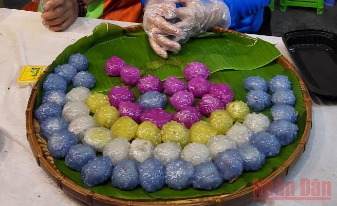 Bánh dân gian với màu sắc bắt mắt. Dòng người tấp nập đổ về Lễ hội Bánh dân gian Nam Bộ -0