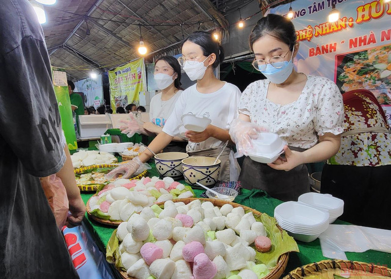 Hơn 100 loại bánh dân gian có mặt tại lễ hội năm nay. Dòng người tấp nập đổ về Lễ hội Bánh dân gian Nam Bộ -0