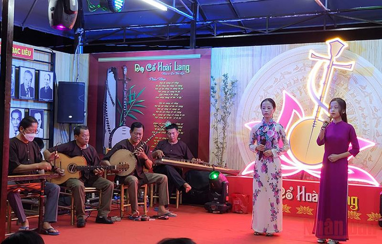 Hai bé gái đến từ tỉnh Bình Phước giao lưu đờn ca tài tử với đơn vị tỉnh Bạc Liêu. Hòa điệu cùng không gian Đờn ca tài tử Nam Bộ -0