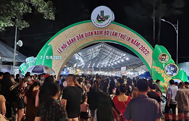 Dòng người tấp nập đổ về Lễ hội Bánh dân gian Nam Bộ 2022 tại TP Cần Thơ. Dòng người tấp nập đổ về Lễ hội Bánh dân gian Nam Bộ -0