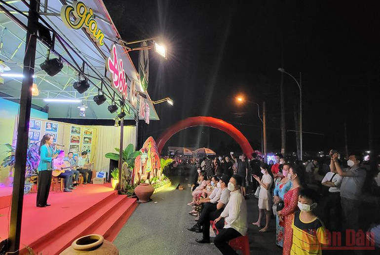 Rất đông khách tham quan thưởng thức đờn ca tài tử. Hòa điệu cùng không gian Đờn ca tài tử Nam Bộ -0