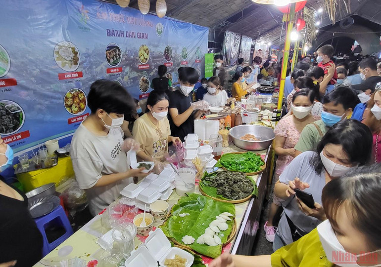 Số lượng khách tham quan, thưởng thức và mua bánh rất lớn. Dòng người tấp nập đổ về Lễ hội Bánh dân gian Nam Bộ -0
