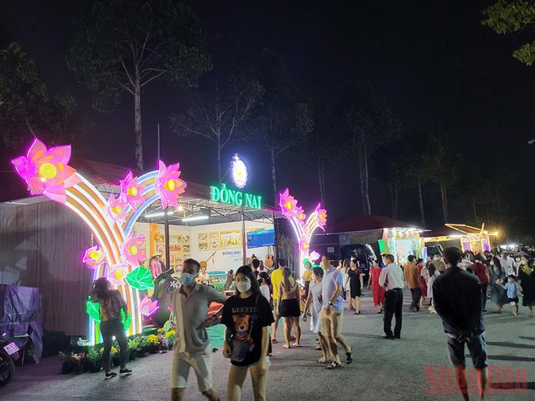 Các gian Đờn ca tài tử của các tỉnh, thành phố trưng bày tại không gian Đờn ca tài tử Nam Bộ. Hòa điệu cùng không gian Đờn ca tài tử Nam Bộ -0