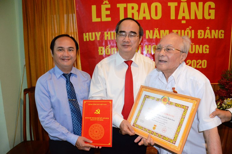 Đồng chí Nguyễn Thiện Nhân trao Huy hiệu 75 năm tuổi Đảng cho đồng chí Hoàng Dũng. Trao tặng Huy hiệu Đảng cho đảng viên cao tuổi Đảng -0