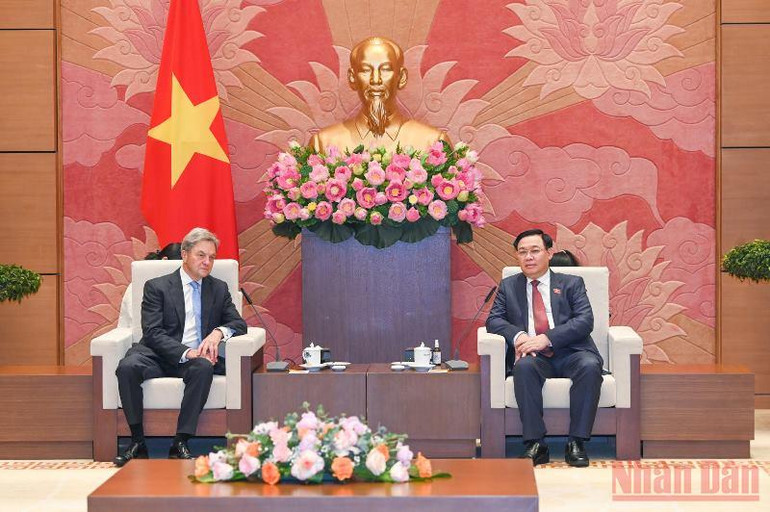 Chủ tịch Quốc hội Vương Đình Huệ phát biểu tại buổi tiếp Phó Chủ tịch Cấp cao Tập đoàn Boeing kiêm Chủ tịch phụ trách Boeing toàn cầu Michael Arthur. (Ảnh Duy Linh) Quốc hội, Chính phủ sẵn sàng tạo điều kiện để các doanh nghiệp Hoa Kỳ hoạt động tại Việt Nam -0