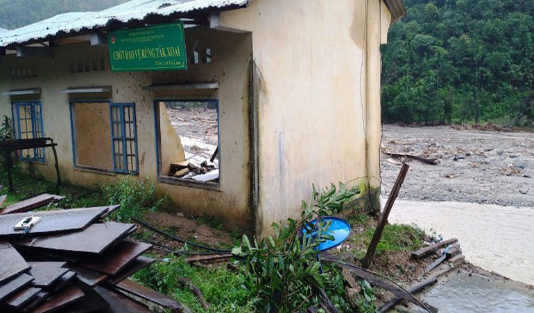 Nước sông dâng cao gây sạt lở, làm hư hại nhiều nhà dân ở Trà Leng -0