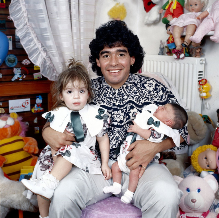 Ảnh chụp Maradona cùng hai con gái Dalma và Giannina từ năm 1989. (Ảnh: Getty Images) Cuộc đời và sự nghiệp của huyền thoại Maradona qua ảnh -0