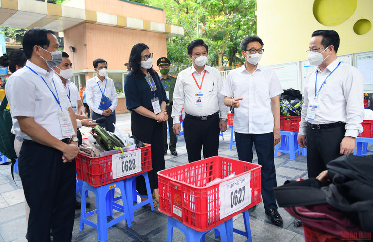 Phó Thủ tướng Vũ Đức Đam kiểm tra Kỳ thi tốt nghiệp THPT năm 2022 tại Hà Nội -0