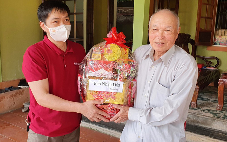 Tặng quà Tết cho Anh hùng Lực lượng vũ trang Nguyễn Xuân Giang ở xã Tân Thủy, huyện Lệ Thủy. Báo Nhân Dân tặng quà Tết các gia đình chính sách và hộ nghèo tại Quảng Bình -0