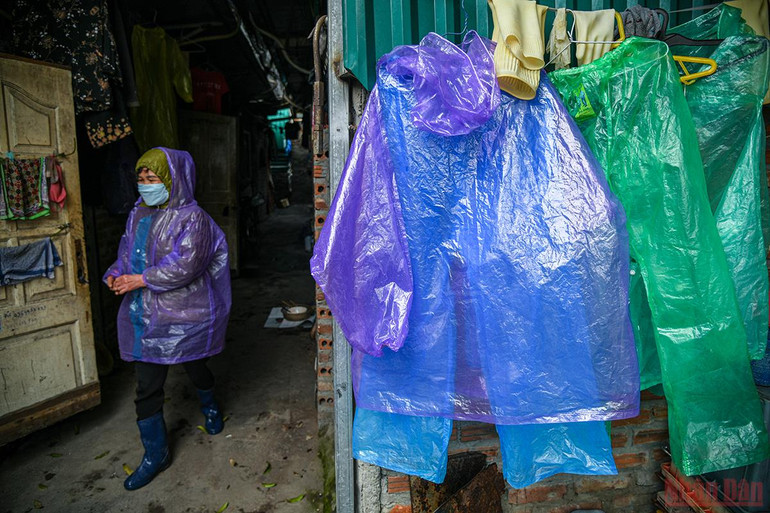 Hà Nội: Người lao động và người vô gia cư căng mình chống chọi với giá rét -0