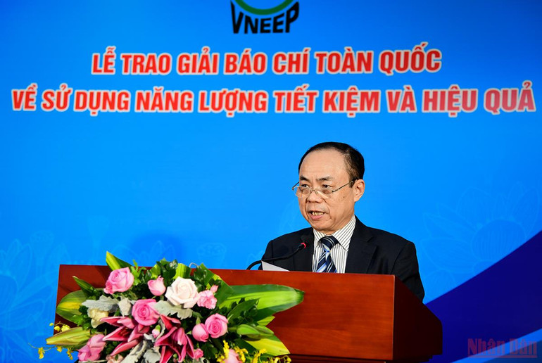 Nhà báo Trần Bá Dung - Ủy viên Ban Thường vụ, Trưởng Ban Nghiệp vụ Hội Nhà báo Việt Nam phát biểu tại buổi lễ. (Ảnh: Thành Đạt) Báo Nhân Dân điện tử đoạt giải A “Giải thưởng báo chí tuyên truyền về sử dụng năng lượng tiết kiệm và hiệu quả năm 2021” -1