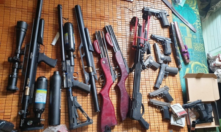 Thu giữ nhiều vũ khí thô sơ tại TP Lào Cai ảnh 2 Thu giữ hàng trăm vũ khí thô sơ tại TP Lào Cai -1