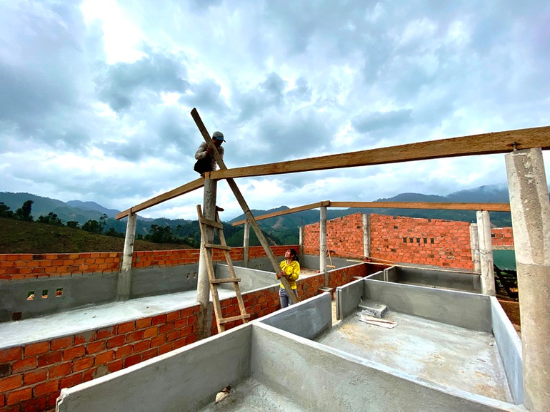 Khi thanh niên nghèo trèo lên đỉnh núi -0