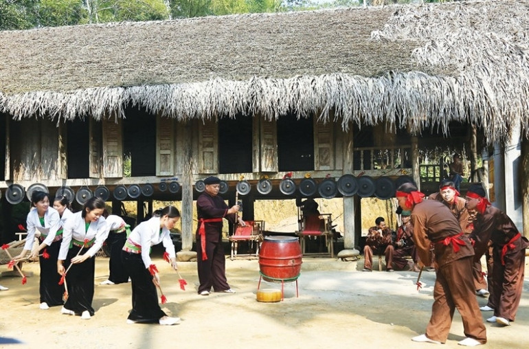Trình diễn điệu trống đu của CLB văn hóa dân gian Mường xã Tất Thắng tại điểm du lịch cộng đồng xã Khả Cửu, huyện Thanh Sơn, tỉnh Phú Thọ. (Nguồn: Báo Dân tộc và Phát triển) Phê duyệt Chương trình mục tiêu quốc gia phát triển kinh tế - xã hội vùng đồng bào dân tộc thiểu số và miền núi -0