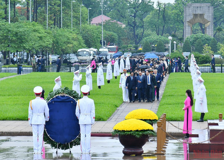 Đúng 7 giờ 15 phút, từ Nhà Quốc hội, đoàn đại biểu xuất phát tới đặt vòng hoa và vào Lăng viếng Chủ tịch Hồ Chí Minh. Các đại biểu Quốc hội vào Lăng viếng Chủ tịch Hồ Chí Minh -0