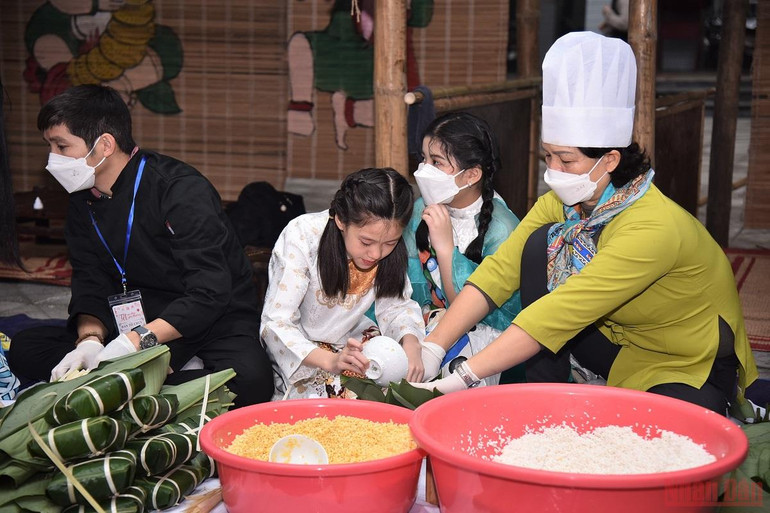 Đong đầy yêu thương trong chiếc bánh chưng xanh gửi trẻ em vùng cao Bắc Hà -0