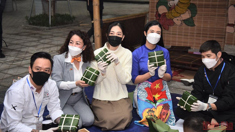 Đong đầy yêu thương trong chiếc bánh chưng xanh gửi trẻ em vùng cao Bắc Hà -0