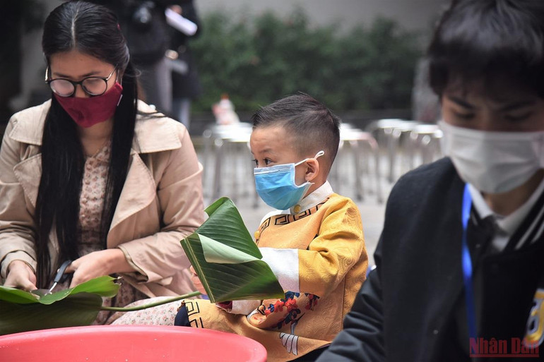 Đong đầy yêu thương trong chiếc bánh chưng xanh gửi trẻ em vùng cao Bắc Hà -0