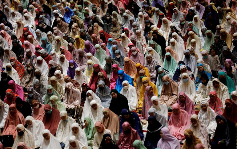 Phụ nữ Hồi giáo Indonesia thực hành lễ cầu nguyện buổi tối Tarawih, khởi đầu tháng ăn chay linh thiêng Ramadan tại thánh đường Hồi giáo Istiqlal ở thủ đô Jakarta, Indonesia, ngày 2/4/2022. (Ảnh: REUTERS) Người Hồi giáo trên khắp thế giới đón tháng lễ Ramadan -0