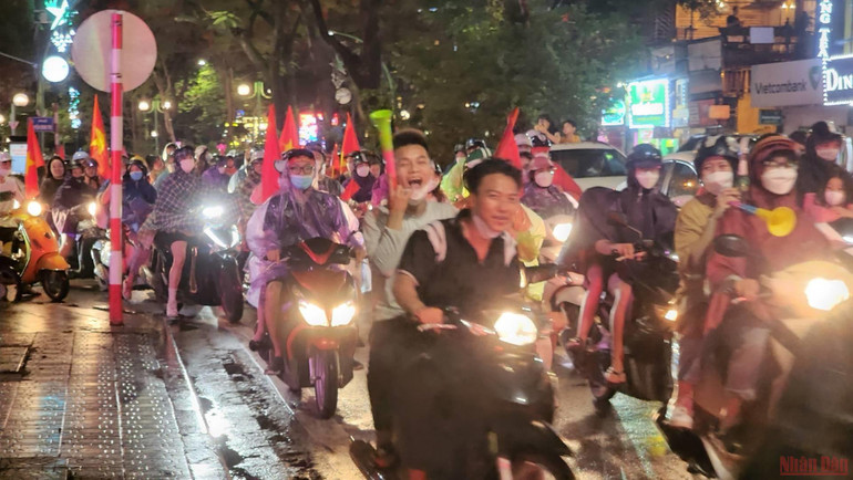 Người dân đổ ra đường ăn mừng U23 Việt Nam vô địch SEA Games 31 -5