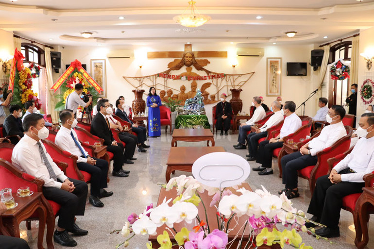 Đồng chí Bùi Thị Minh Hoài phát biểu chúc mừng Giáng sinh tại Tòa Giám mục Giáo phận Xuân Lộc. Trưởng Ban Dân vận Trung ương chúc mừng Giáng sinh tại Đồng Nai -0