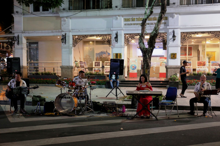 Phố đi bộ hồ Gươm vắng vẻ ngày đầu hoạt động trở lại -0