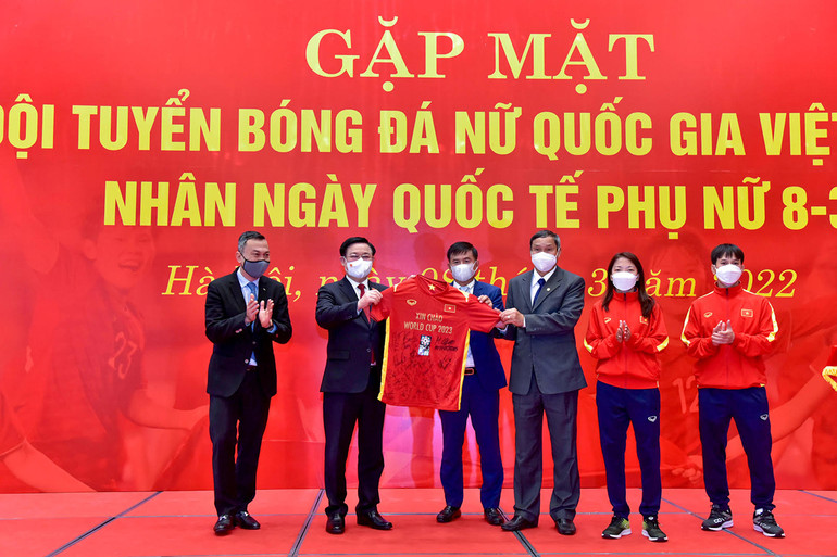 Đội tuyển nữ quốc gia tặng chiếc áo đấu có chữ ký của Ban huấn luyện và các cầu thủ cho Chủ tịch Quốc hội Vương Đình Huệ. (Ảnh: Đăng Anh) Khơi dậy sức mạnh nội sinh, động lực, khát vọng xây dựng và phát triển đất nước -0
