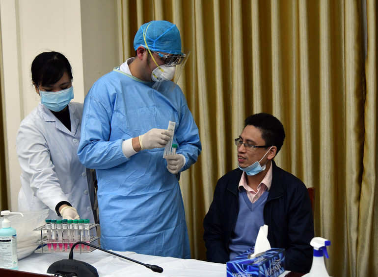 Xét nghiệm Covid-19 đối với phóng viên tham gia tuyên truyền, phục vụ Đại hội XIII -4