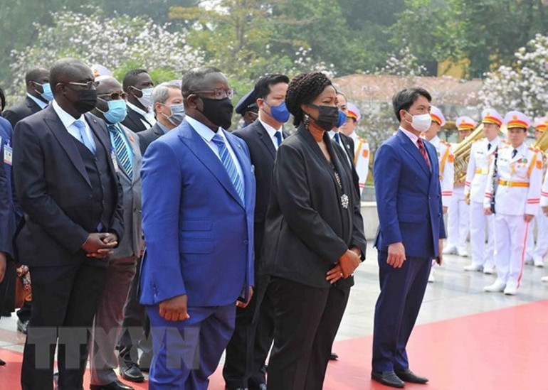 Hình ảnh Tổng thống Sierra Leone vào Lăng viếng Chủ tịch Hồ Chí Minh -0